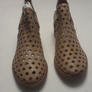 Muse & CLOUD ankle leather boots nwot